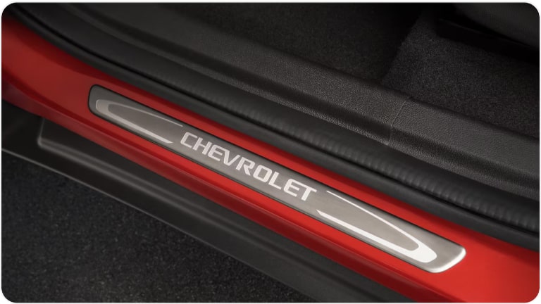 Vista en detalle del umbral de puerta de aluminio en el Chevrolet Onix Plus.