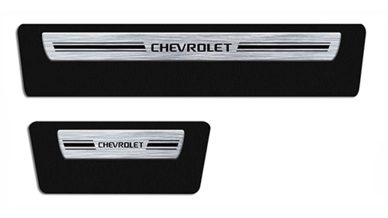 Imagen de los umbrales de puerta de aluminio revestido de resina del Chevrolet Onix Plus.