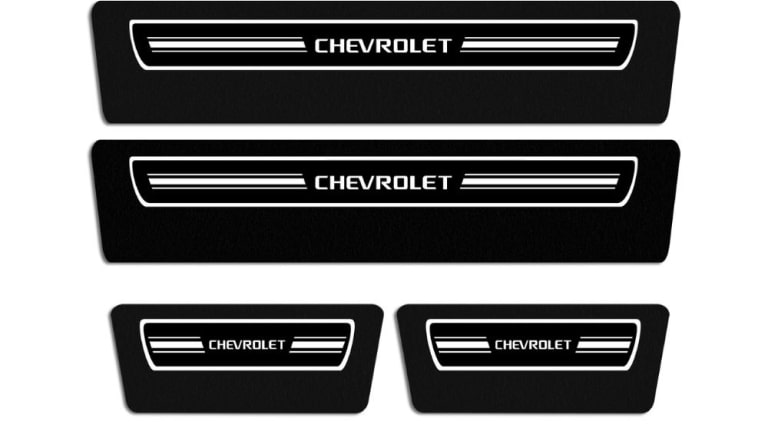 Imagen de los umbrales de puerta del Chevrolet Onix Plus revestidos de resina en color negro. 