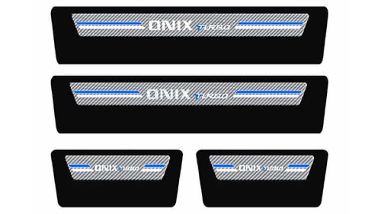 Imagen de los umbrales de puerta del Chevrolet Onix Plus revestidos de resina con la insignia Onix Turbo.