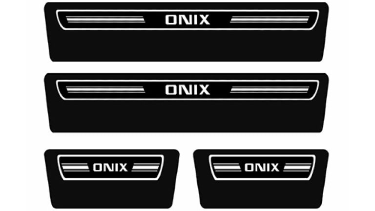 Imagen de los umbrales de puerta del Chevrolet Onix Plus revestidos de resina con la insignia Onix.