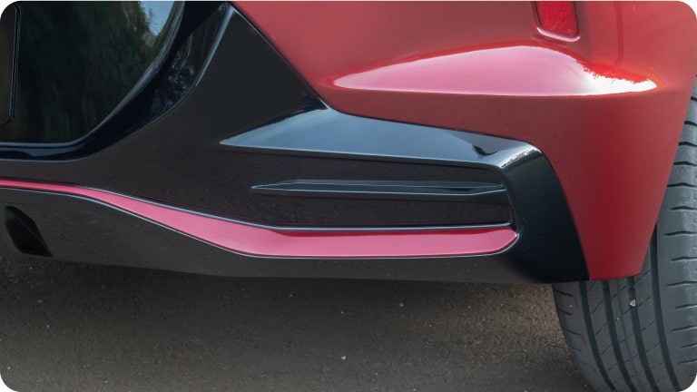 Vista en detalle del aplique de extensor trasero del Chevrolet Onix Plus.