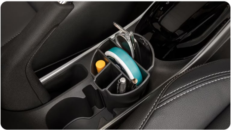 Vista en detalle del organizador interno de posavados del Chevrolet Onix Plus.