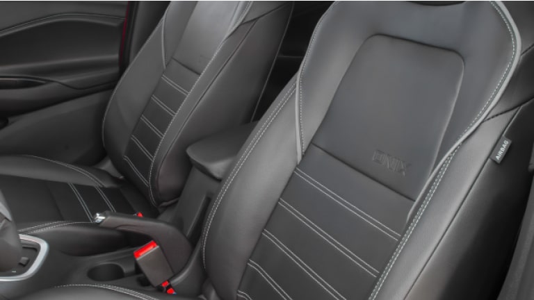 Primer plano de los asientos delanteros del Chevrolet Onix Plus.