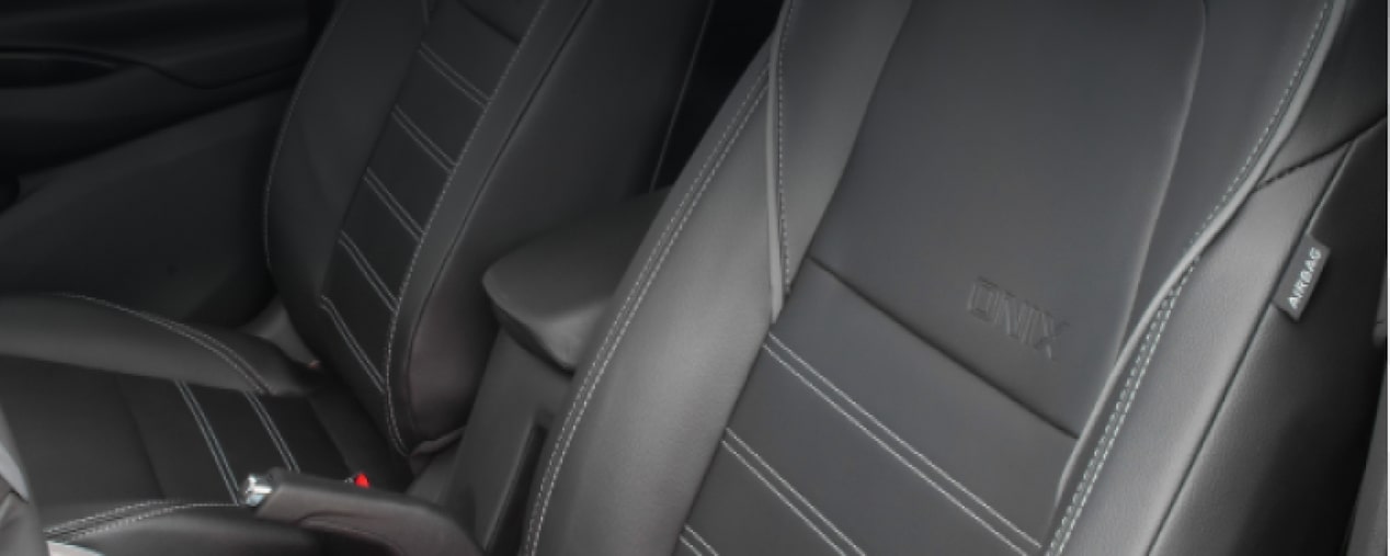 Primer plano de los asientos delanteros del Chevrolet Onix Plus.