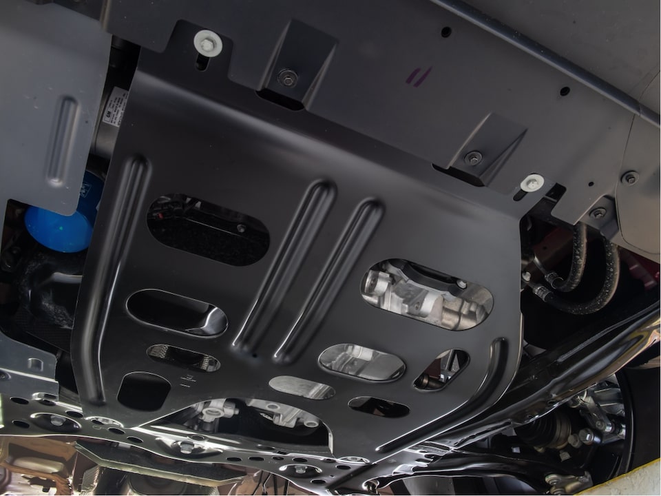 Imagen en detalle del protector del cárter del Chevrolet Onix Plus. 