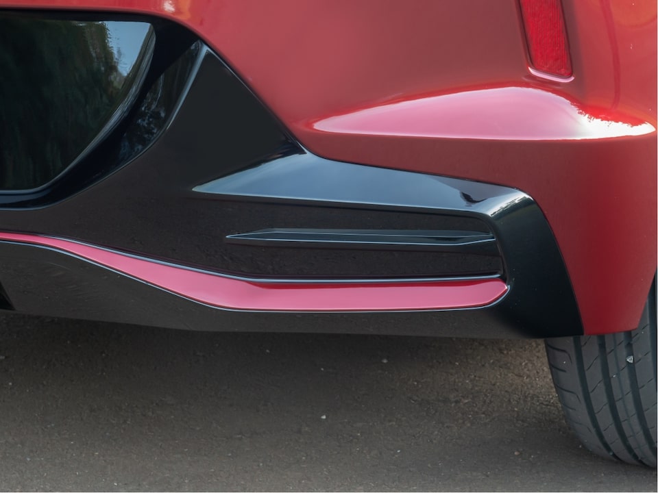 Vista de los detalles en negro del Chevrolet Onix Plus.