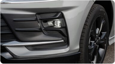 Vista en detalle de la luz antiniebla delantera, sin ajuste eléctrico, del Chevrolet Onix Plus.