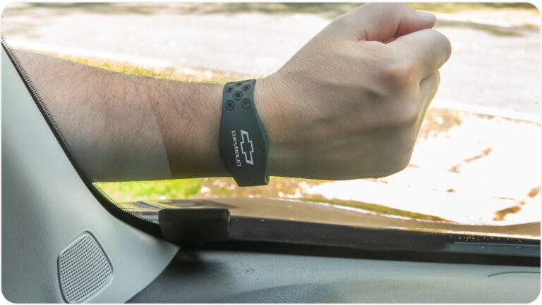Imagen del brazo de una persona usando la alarma volumétria SmartBand premium.