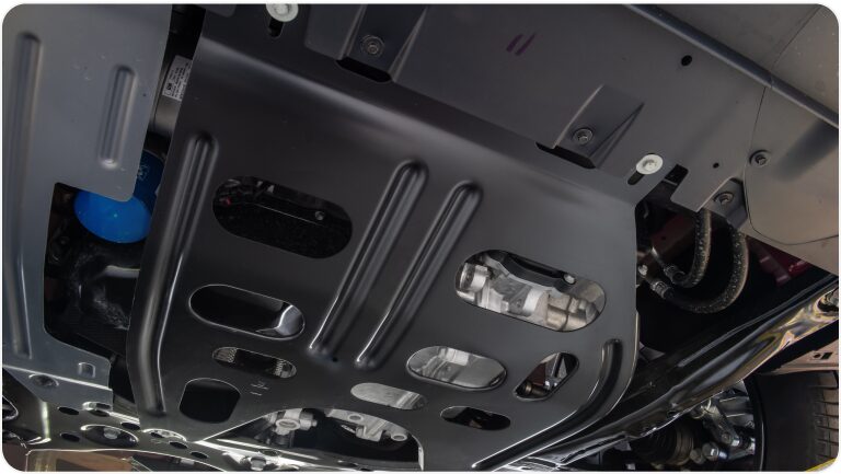 Vista en detalle del protector del cárter del Chevrolet Onix Plus.