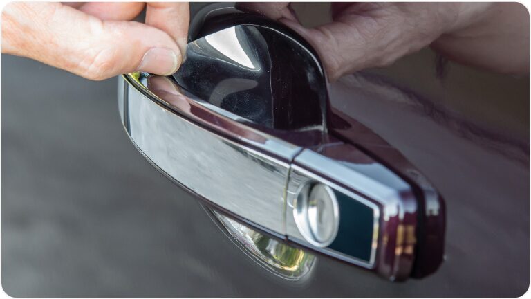 Vista en detalle del protector de puerta y manija del Chevrolet Onix Plus. 