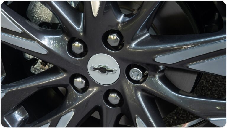 Vista en detalle de una de las llantas del Chevrolet Onix Plus con las tuercas antirrobo de llanta de repuesto. 