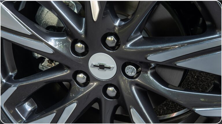 Vista en detalle de una de las llantas del Chevrolet Onix Plus con las tuercas antirrobo de llanta. 