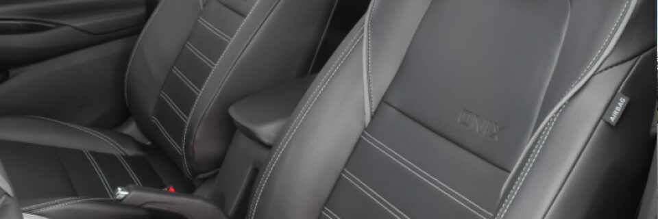 Plano en detalle de los asientos delanteros del Chevrolet Onix Plus.