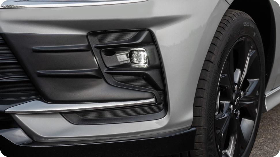 Detalle de los faros antiniebla delanteros con regulación eléctrica del Chevrolet Onix Plus 2027 en Argentina