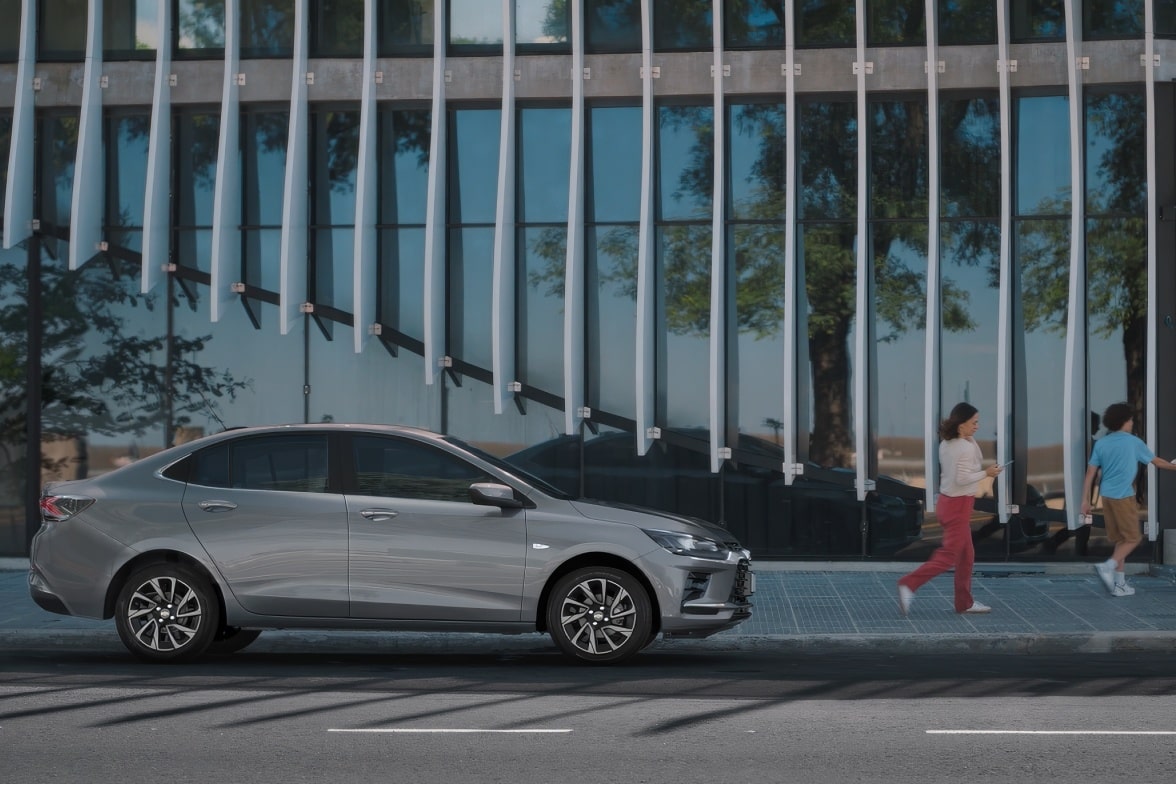 Chevrolet Onix Plus 2027 gris utilizando el sistema Easy Park de estacionamiento automático en entorno urbano en Argentina