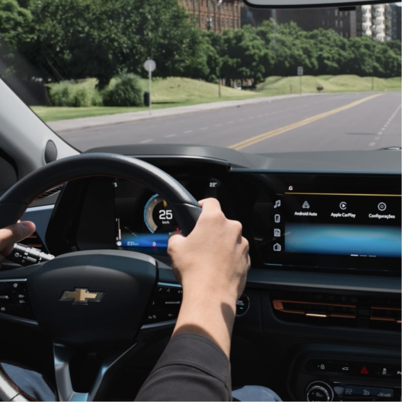 Detalle del diseño frontal y vista del interior con pantalla digital del Chevrolet Onix Plus 2027 en Argentina