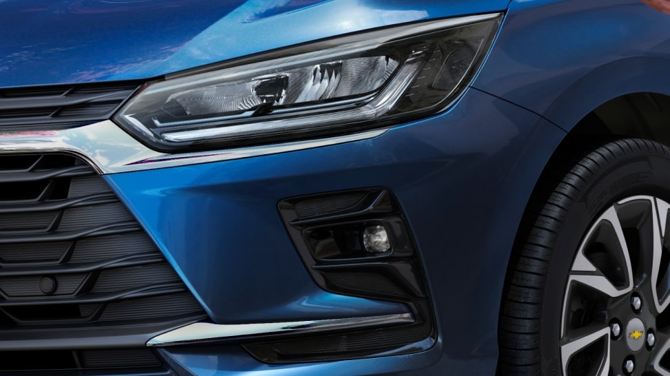 Detalle de los faros delanteros full LED con luz diurna integrada del Chevrolet Onix Plus 2027 en Argentina