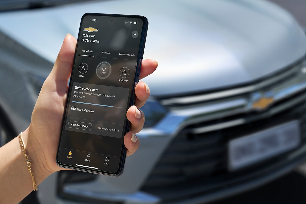 Mano sosteniendo smartphone con la app MyChevrolet conectada al Onix Plus 2027 en Argentina