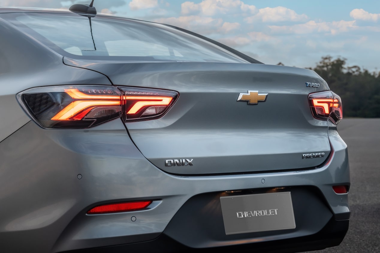 Detalle de las luces traseras LED y logo Chevrolet del Onix Plus 2027 en Argentina