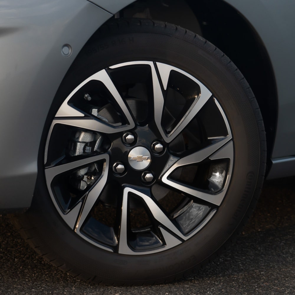 Detalle del rin de aleación del Chevrolet Onix Plus 2027 en Argentina