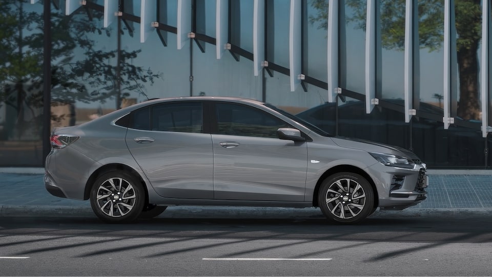 Chevrolet Onix Plus 2027 en color Gris Sharkskin vista lateral en entorno urbano para Plan Chevrolet en Argentina