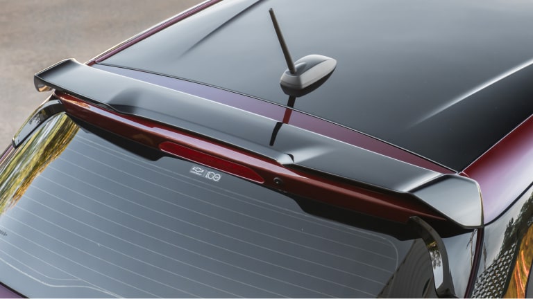 Mástil de antena deportiva para vehículo con OnStar del Chevrolet Onix.