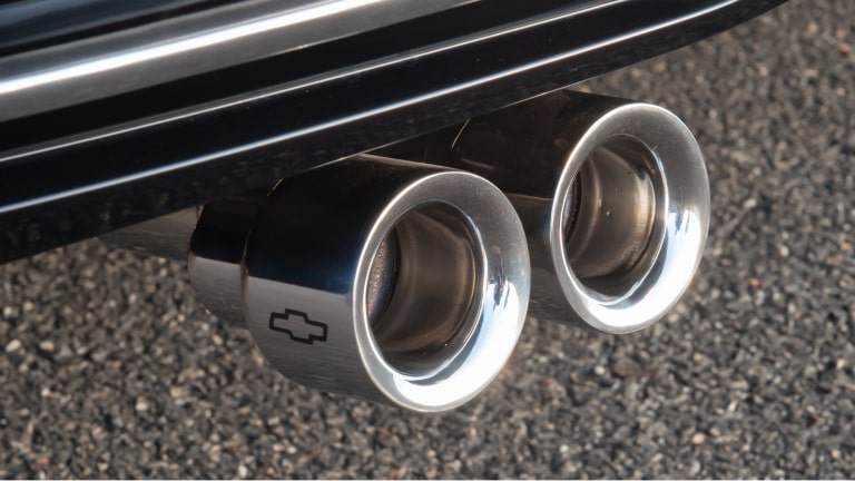 Punta de escape doble de acero inoxidable del Chevrolet Onix.