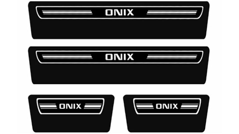 Umbral de puerta revestido de resina en color negro para el Chevrolet Onix Turbo.