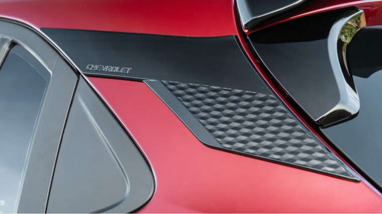 Aplique ornamental de columna C del Chevrolet Onix.