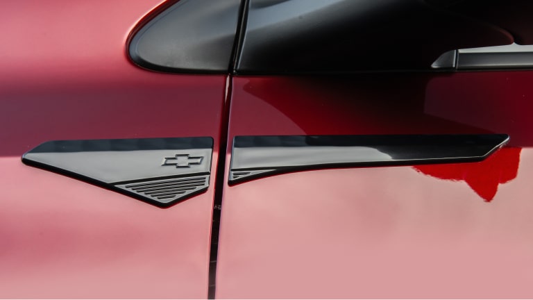 Aplique ornamental para guardabarros del Chevrolet Onix.