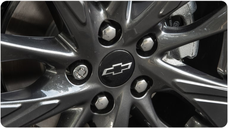 Tapa central de llanta color gris Carbon Flash con emblema negro del Chevrolet Onix.