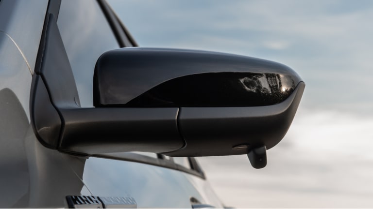 Cubierta del espejo retrovisor exterior del Chevrolet Onix.