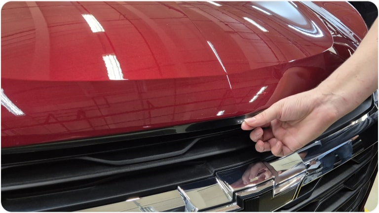 Kit de película protectora de pintura para el capó del Chevrolet Onix.