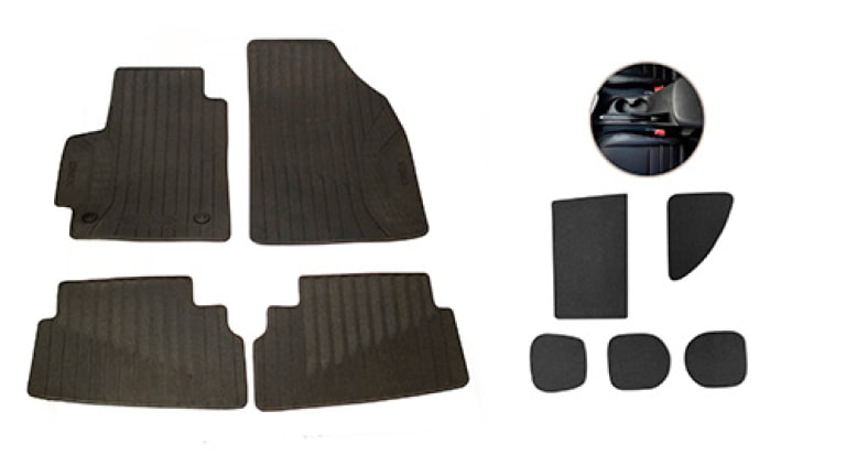 Juego de alfombras de cabina en PVC con logo en relieve para el Chevrolet Onix.