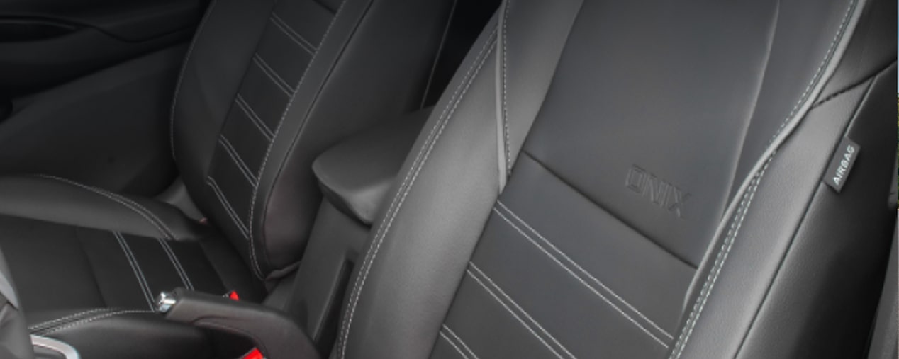 Detalle de los asientos delanteros del Chevrolet Onix.
