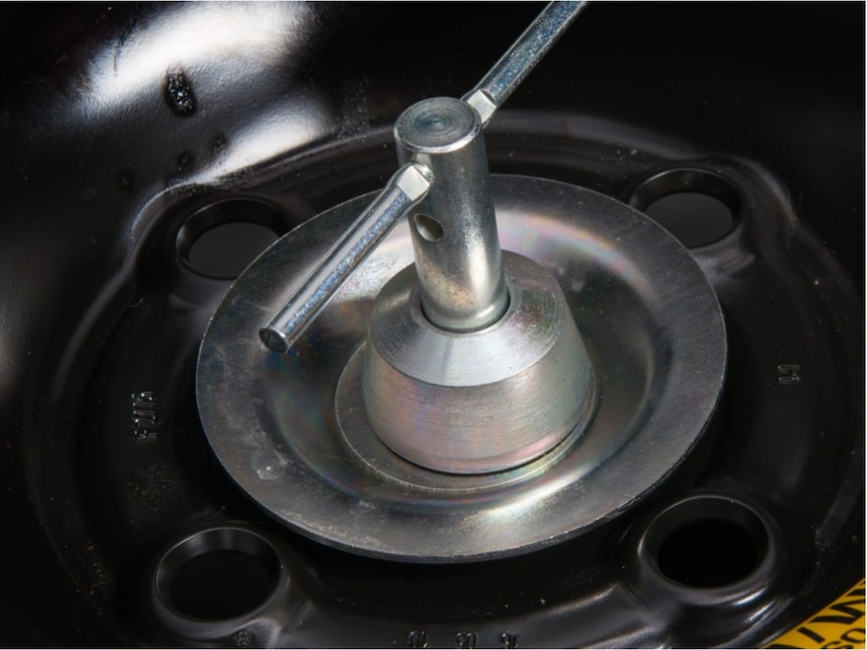 Kit de tuercas antirrobo de llanta de repuesto del Paquete Elegance del Chevrolet Onix.