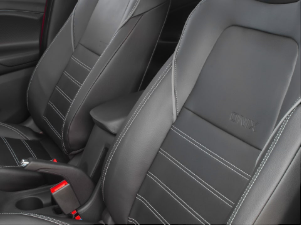 Detalle de la tapicería de asientos premium del Paquete Elegance del Chevrolet Onix.