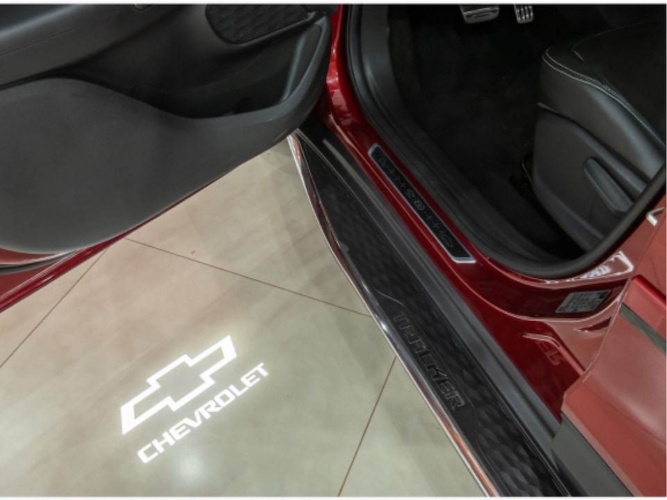 Luz de cortesía con el logotipo del Paquete Elegance del Chevrolet Onix.