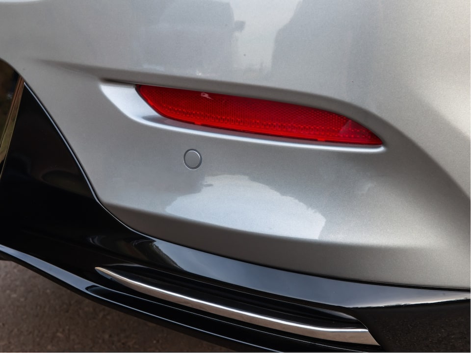 Plano cercano del sensor de estacionamiento trasero del Paquete Lite del Chevrolet Onix.