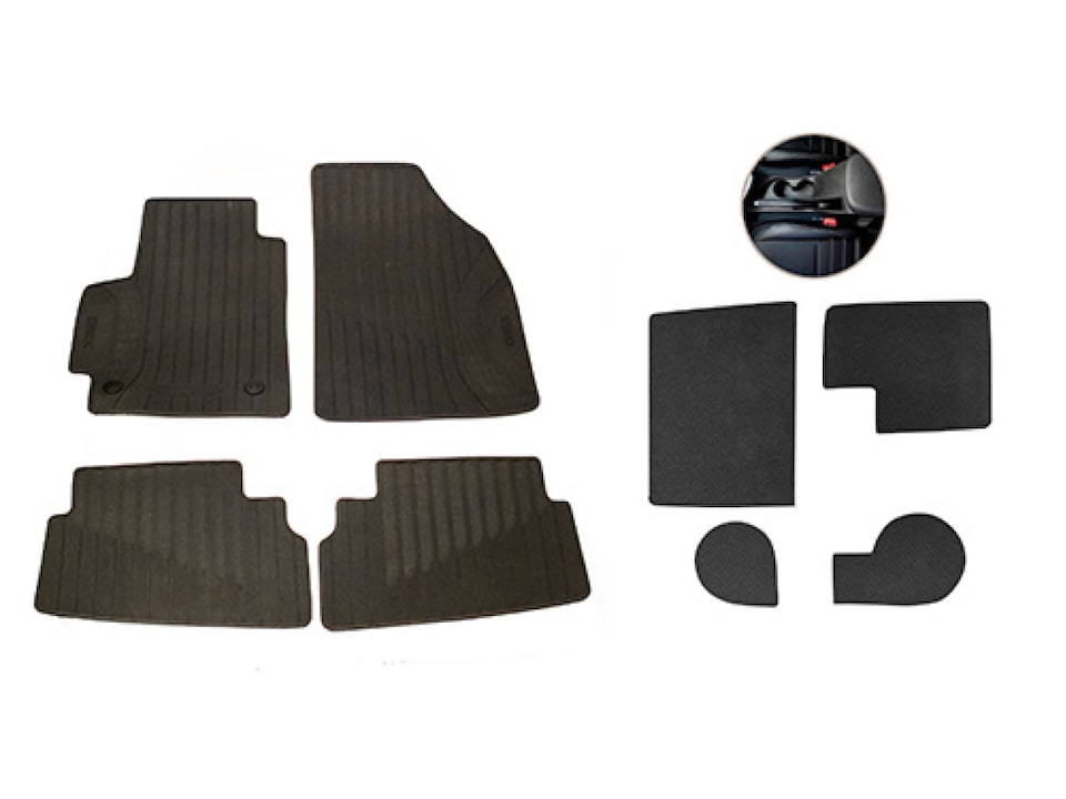Juego de alfombras de cabina en PVC con logo en relieve del Paquete Lite del Chevrolet Onix.