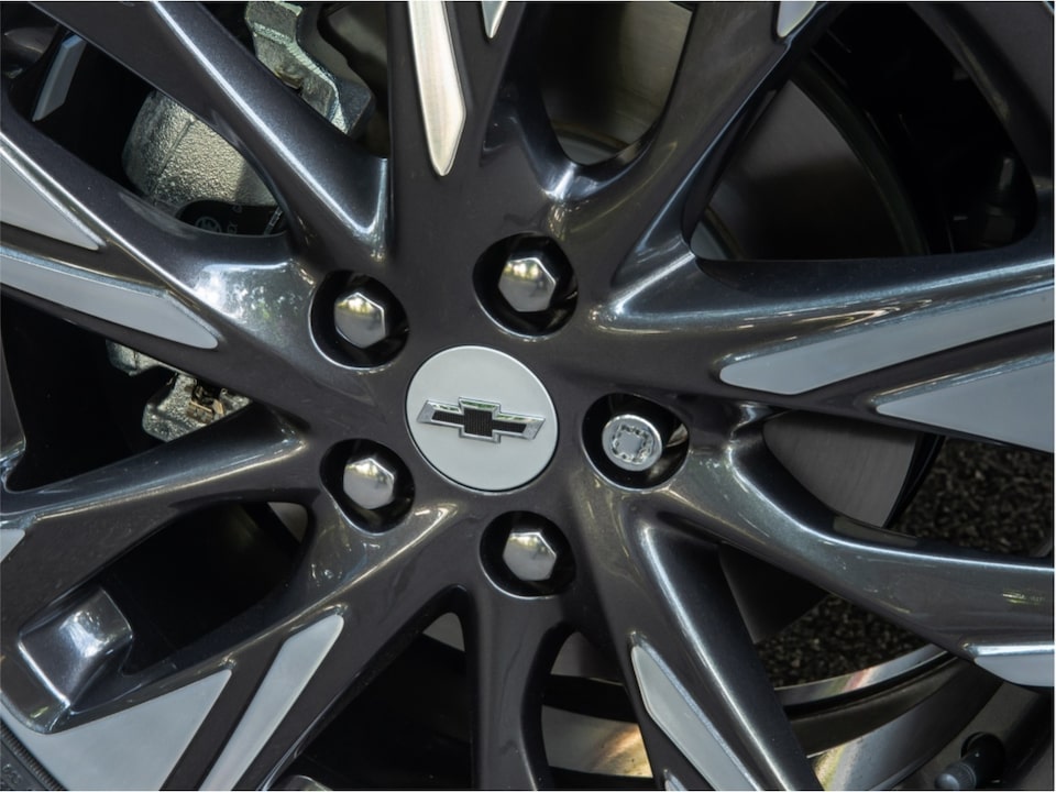 Plano cercano de las tuercas antirrobo para llantas del Paquete Protection del Chevrolet Onix.