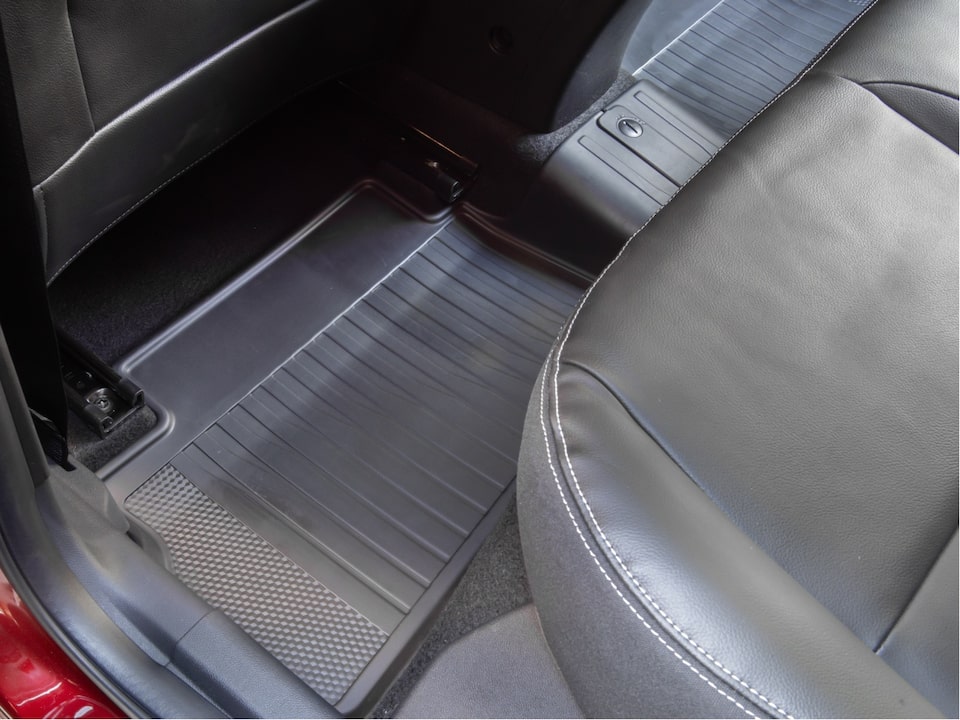 Juego de alfombras de cabina en PVC tipo bandeja del Paquete Protection del Chevrolet Onix.