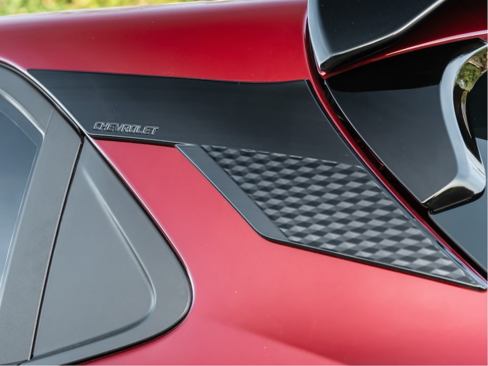 Detalle del aplique ornamental de columna C del Paquete Sport del Chevrolet Onix.