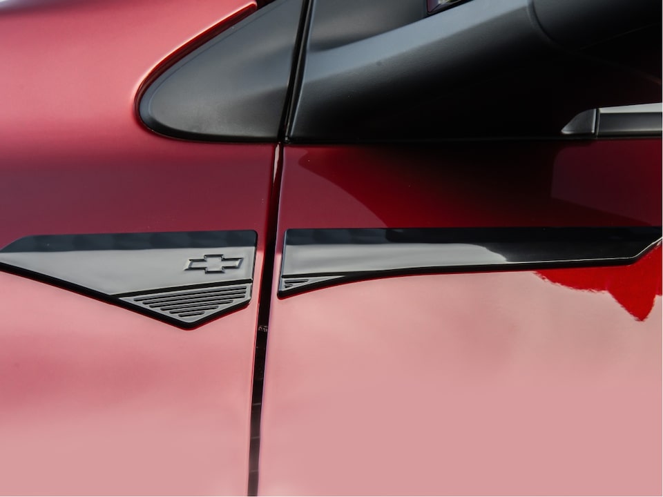 Aplique ornamental para guardabarros del Paquete Sport del Chevrolet Onix.