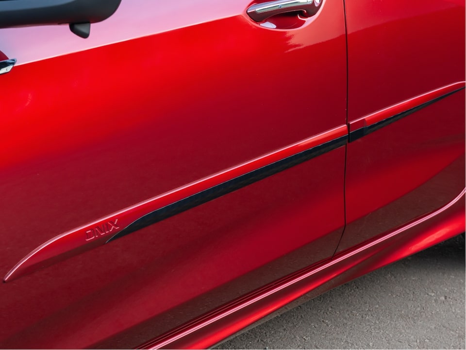 Faldón lateral deportivo del Paquete Sport del Chevrolet Onix.