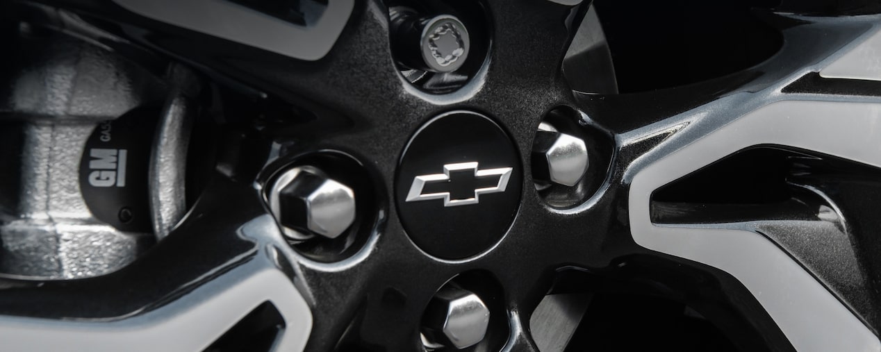 Plano cercano de las tuercas de seguridad del Chevrolet Onix.