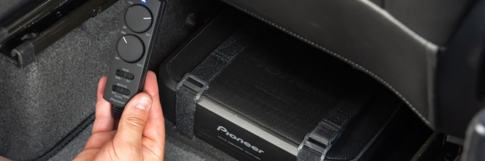 Plano cercano del sistema de audio Pioneer adquirible del Chevrolet Onix.