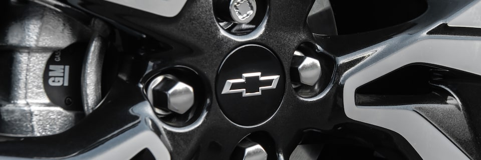 Plano cercano del aro del Chevrolet Onix enfocándose en las tuercas de seguridad.