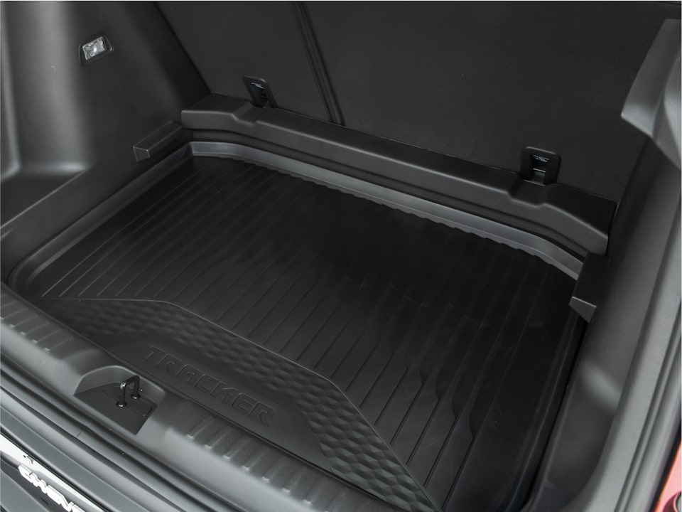 Alfombra de baúl tipo bandeja con logotipo del Paquete Elegance de la Chevrolet Tracker.